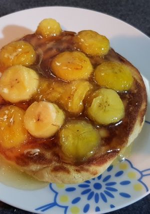 Una foto de Blinis de canela con bananas acarameladas 🍌🍌🥞