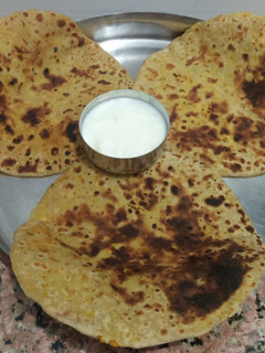 કચ્છી સતુ પરાઠા (Kutchi Sattu Paratha Recipe In Gujarati) રેસીપી મુખ્ય ફોટો