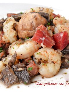 Una foto de Champiñones con jamón y gambas (Thermomix)