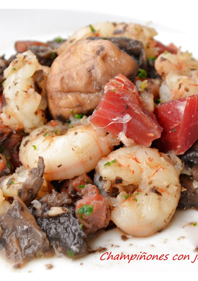 Una foto de Champiñones con jamón y gambas (Thermomix)
