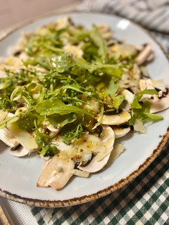 Una foto de Carpaccio de champiñones