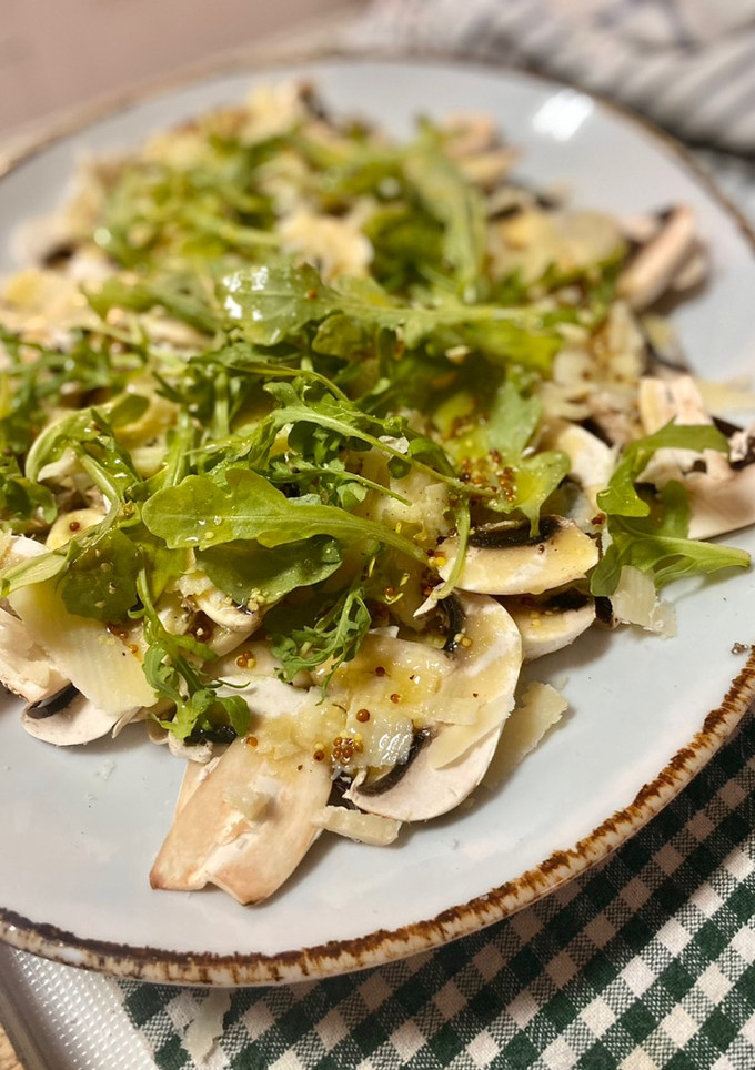 Una foto de Carpaccio de champiñones