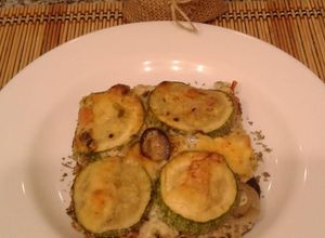 Una foto de Pastel de berenjenas, zucchini (calabacín) y carne picada (carne molida)