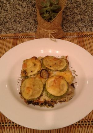 Una foto de Pastel de berenjenas, zucchini (calabacín) y carne picada (carne molida)