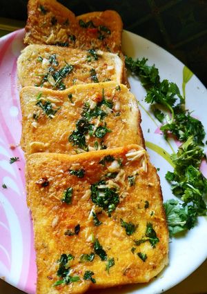 গার্লিক ব্রেড (garlic bread recipe in Bengali) রেসিপির প্রধান ছবি