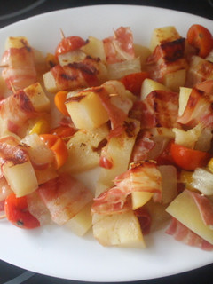Una foto de Banderillas de bacon, patata y melón