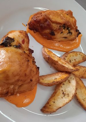 Una foto de Suprema rellena de espinaca con salsa de morrón