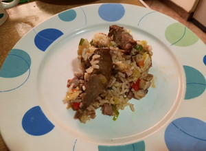 Una foto de Arroz en zanahoria, más mix de vegetales más alas de Plateada de Cerdo