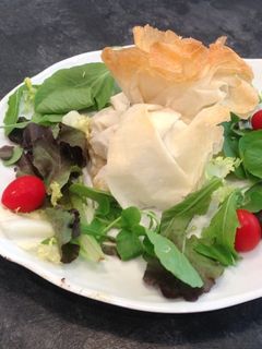 Una foto de Saquitos de pasta filo con gambas y verduras