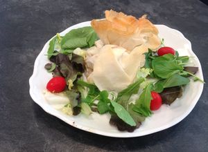 Foto principal de Saquitos de pasta filo con gambas y verduras