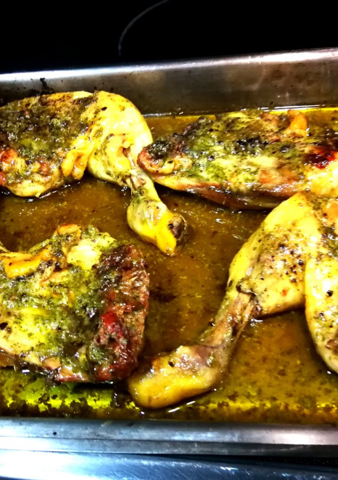 Una foto de Muslos de pollo en adobo verde al horno