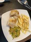 Merluza austral a la mantequilla con fideo de zapallo italiano y papas fritas