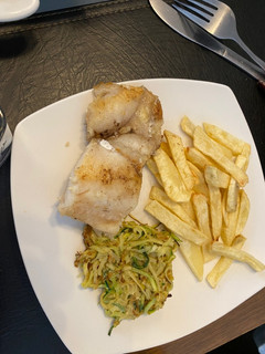 Una foto de Merluza austral a la mantequilla con fideo de zapallo italiano y papas fritas