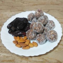 A picture of Khajoor Balls/ Date Balls.