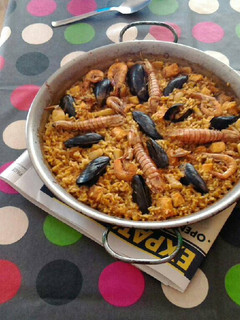 Una foto de Paella con cosas