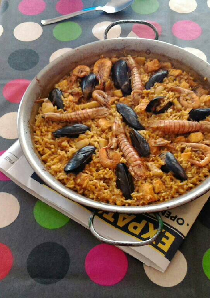 Una foto de Paella con cosas