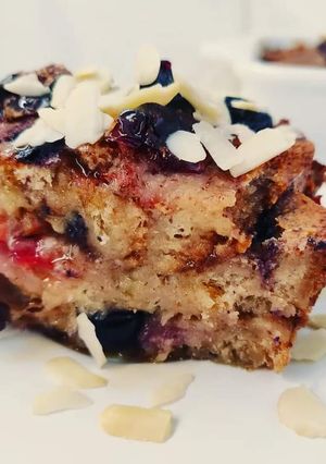 Foto di Bread pudding alle ciliegie e mirtilli