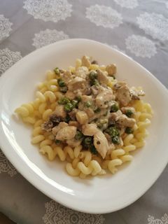 Gombás zöldborsós tejszínes csirke recept fotója