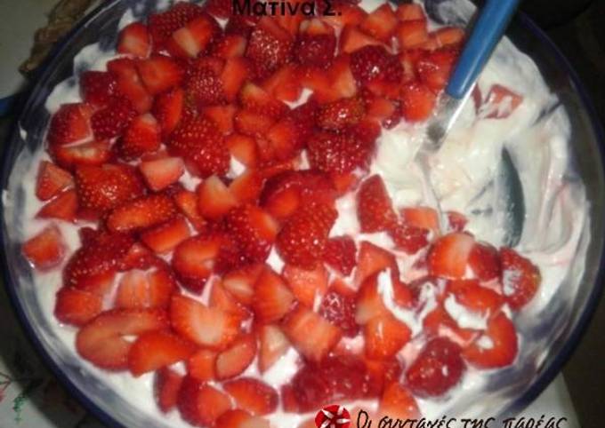 κύρια φωτογραφία συνταγής Φράουλες με σαντιγύ και γιαούρτι