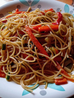 Una foto de Fideos con vegetales al wok 🥕🧅🧄