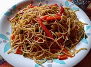 Una foto de Fideos con vegetales al wok 🥕🧅🧄