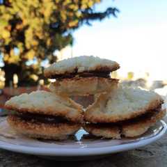Foto principal de Alfajorcitos de coco con dulce de leche 🤤🥴