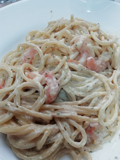 Una foto de Espaguetis con salsa Alfredo y gambas