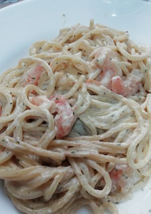 Una foto de Espaguetis con salsa Alfredo y gambas