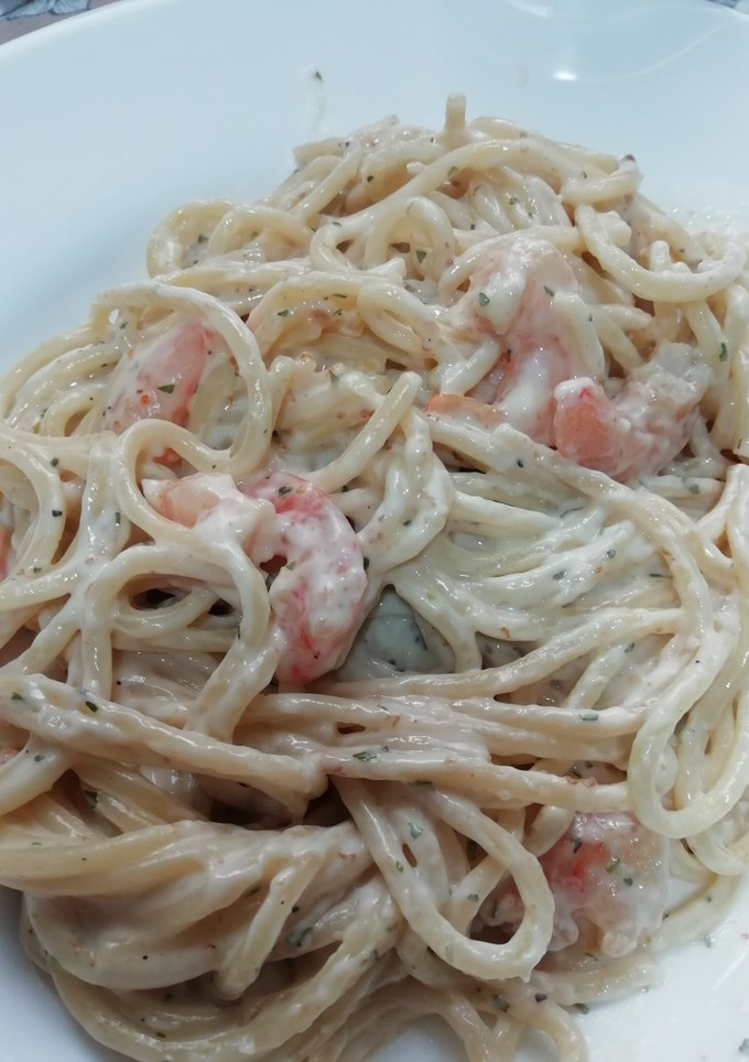 Una foto de Espaguetis con salsa Alfredo y gambas