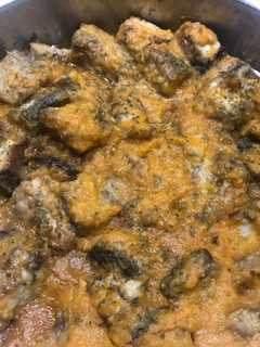 Una foto de Pescado azul: albacora o atún blanco en salsa de tomate