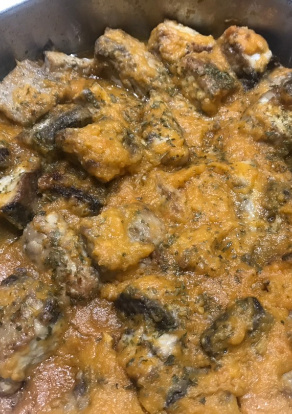 Una foto de Pescado azul: albacora o atún blanco en salsa de tomate