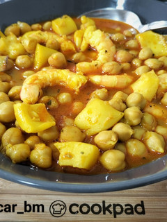 Una foto de Potaje de garbanzos con sepia y langostinos al ajillo