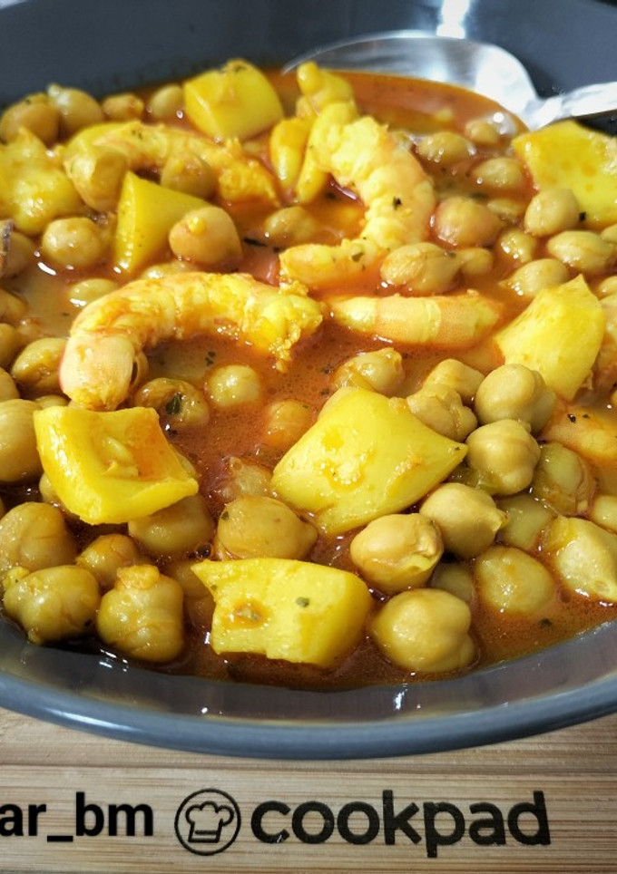Una foto de Potaje de garbanzos con sepia y langostinos al ajillo