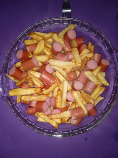 Una foto de Una salchipapa o panchos con papas🤪