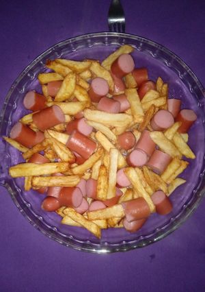 Una foto de Una salchipapa o panchos con papas🤪