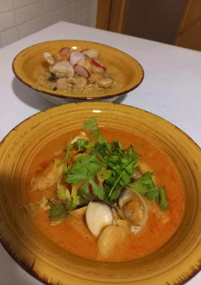 Una foto de Sopa Thai y sopa roja de pescado