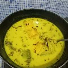 A picture of Opor ayam tahu bumbu kuning.