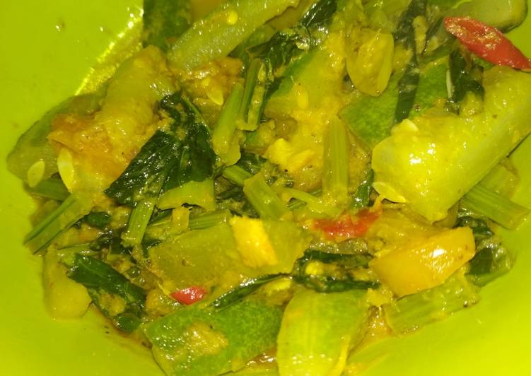 Acar timun bumbu kuning