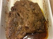 Une photo de côte de porc marinade