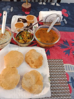 बथुए का रायता विथ पूरी और सब्जी (Bathuye ka Raita with poori and sabji recipe in hindi) रेसिपी मुख्य फोटो