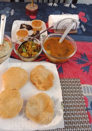 बथुए का रायता विथ पूरी और सब्जी (Bathuye ka Raita with poori and sabji recipe in hindi) रेसिपी मुख्य फोटो