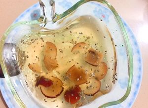 Hình của món Yến chưng táo đỏ, đường phèn và hạt Chia.