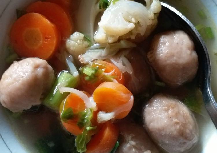 Sop bakso wortel kembang kol / meatball vegetable soup so easy