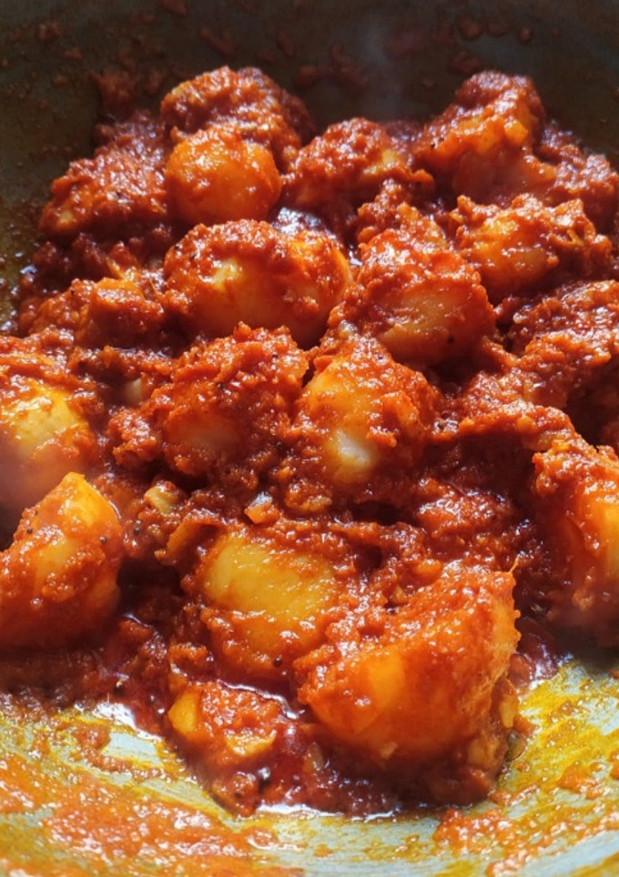 લસણીયા બટાકા (Lasaniya Bataka Recipe In Gujarati) રેસીપી મુખ્ય ફોટો