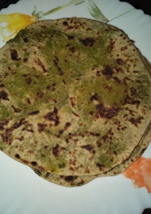 मटर पराठा (matar paratha recipe in marathi) रेसिपी चे मुख्य फोटो 