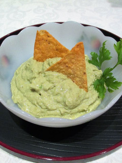 Una foto de Paté de aguacate, nueces y olivas verdes - veggie