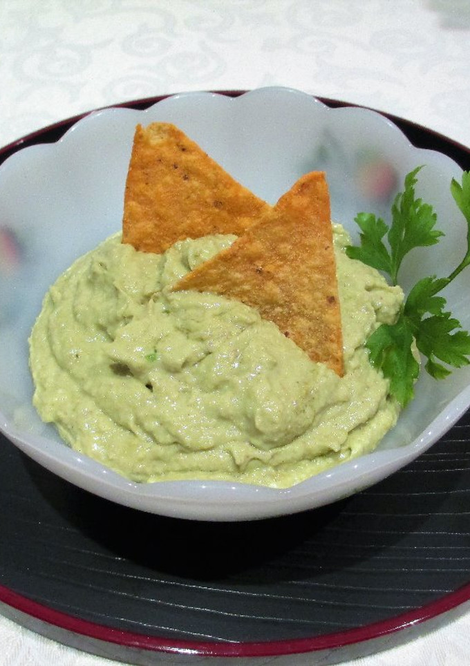 Una foto de Paté de aguacate, nueces y olivas verdes - veggie