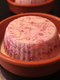 Una foto de Postre de granada, agar agar y leche condensada