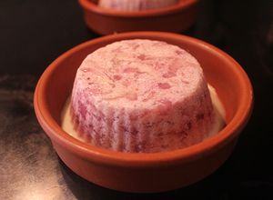 Foto principal de Postre de granada, agar agar y leche condensada