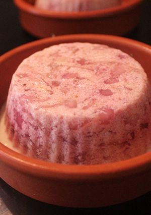 Foto principal de Postre de granada, agar agar y leche condensada